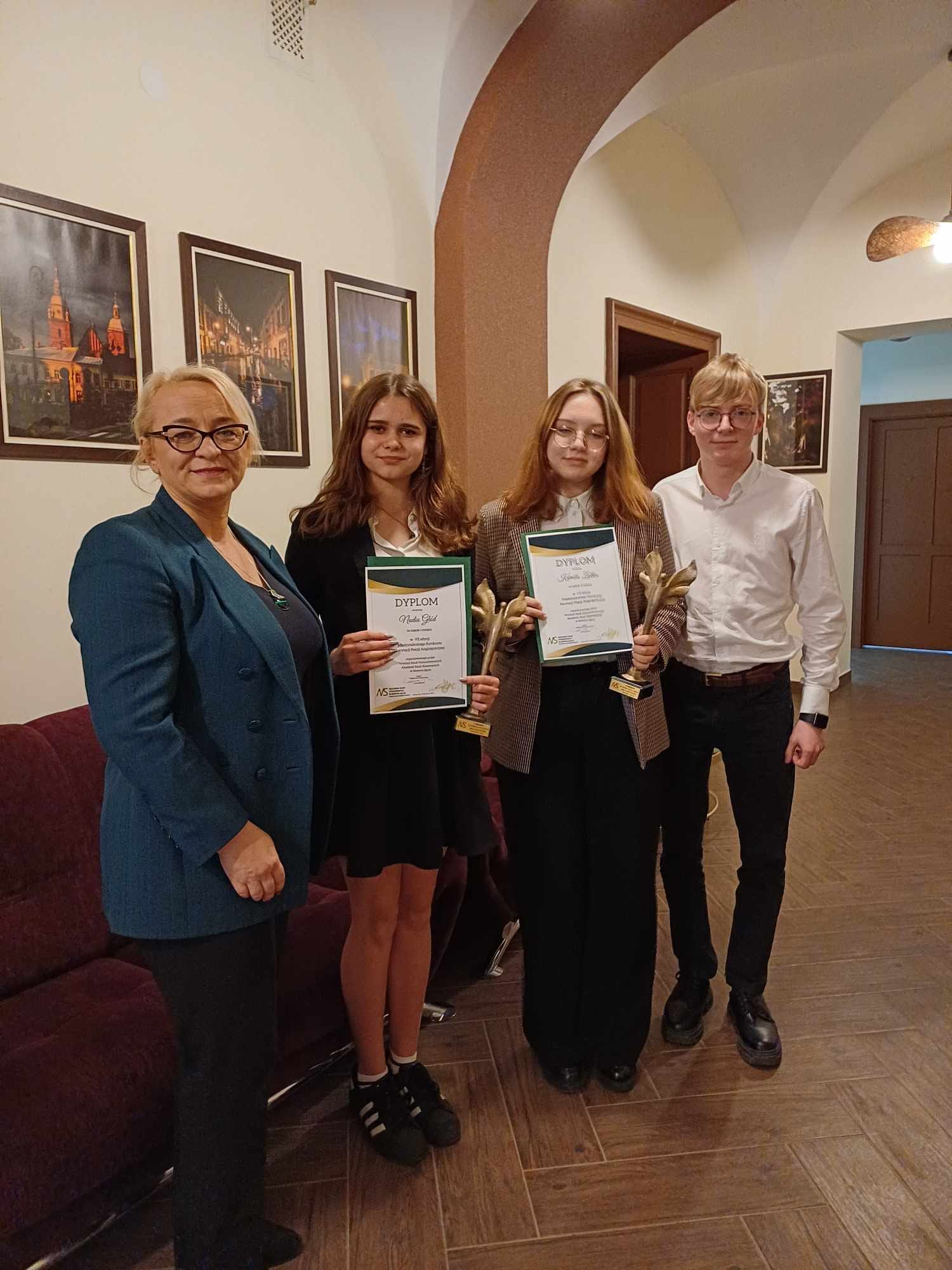 Zdjęcie Konkurs Piosenki Anglojęzycznej 2024 (4)90a2a411-4b79-4e2b-9cb2-e74469668cd1.jpg w galerii Międzyszkolny Konkurs Recytacji Poezji Anglojęzycznej